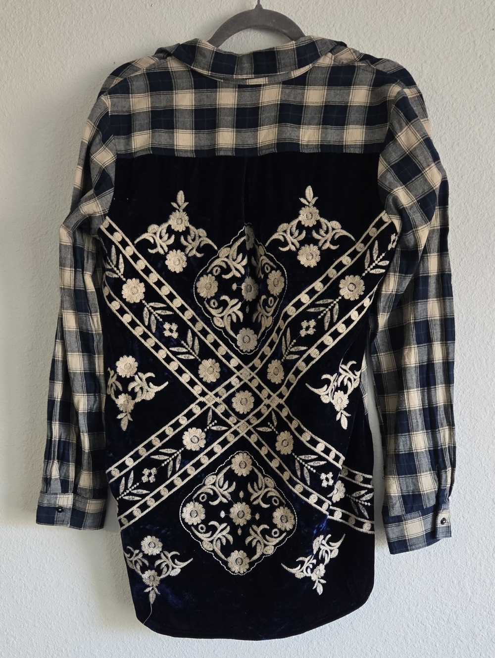 Como No Navy and Cream Plaid Button-Up Shirt With Velvet Embroidered Back Size M
